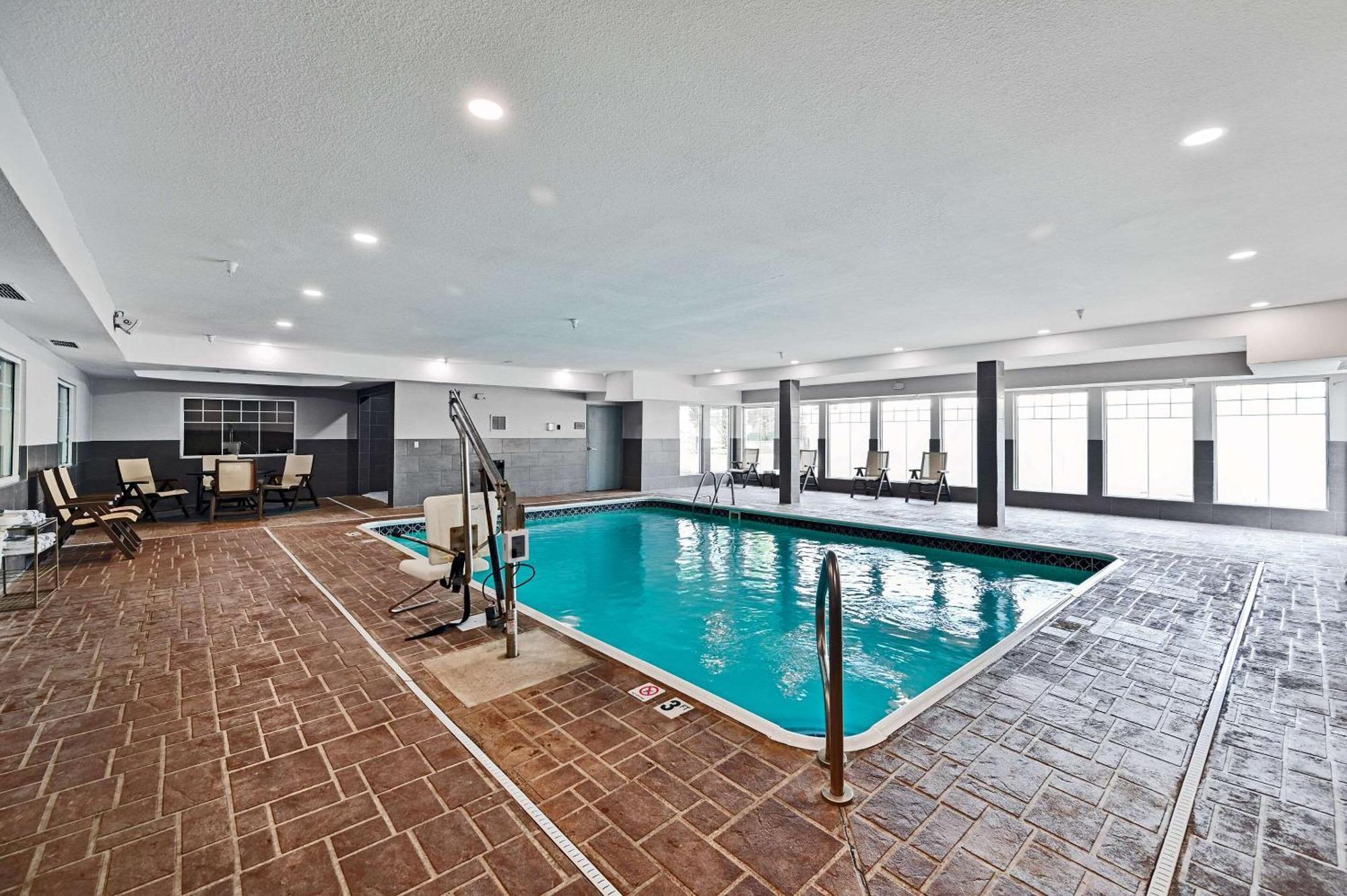 Country Inn & Suites By Radisson, Bloomington-Normal Airport, Il Eksteriør bilde