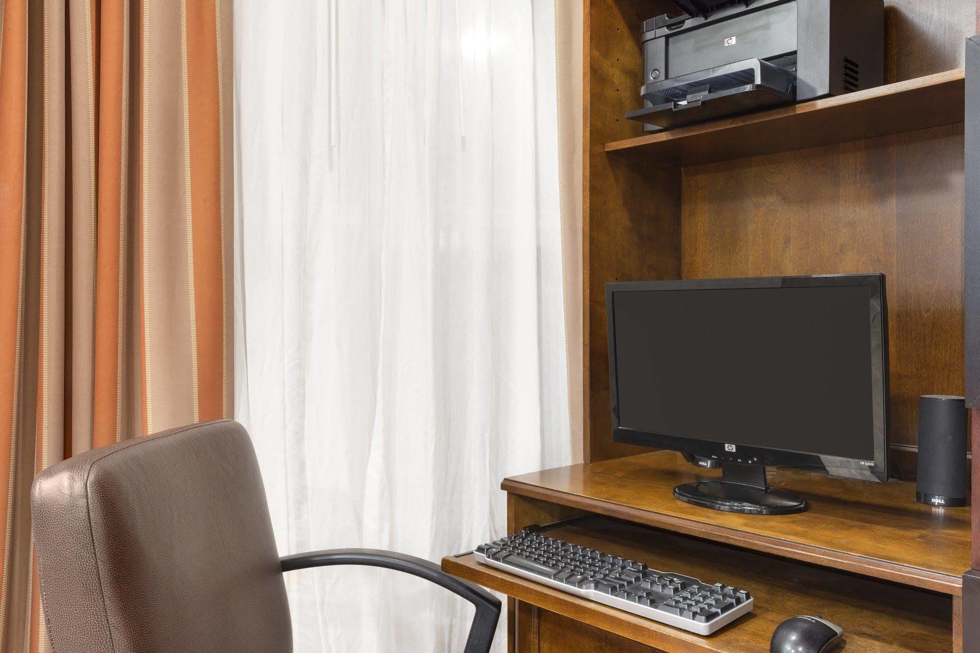 Country Inn & Suites By Radisson, Bloomington-Normal Airport, Il Eksteriør bilde